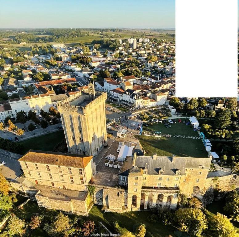 Chambre2 Face Au Donjon Pons Exterior photo
